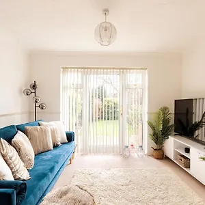 Apartment Surrey - 2 Bedroom House, Rh1, Contractors Welcome, Sleeps 5 Max, 2 Parking Spaces, Near Town Centre, Train Station And Gatwick Airport, Redhill (Surrey)