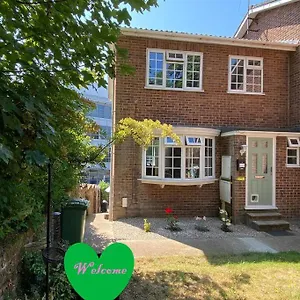 Apartment Town Centre 3 Bed House Near Gatwick Airport, Easy Commute To London, Redhill (Surrey)