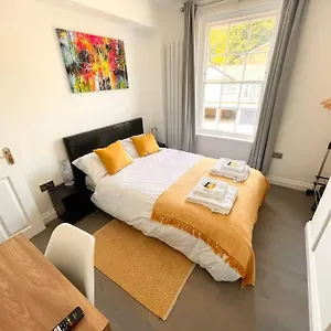 Apartment Entire Hosted By Pius, Redhill (Surrey)